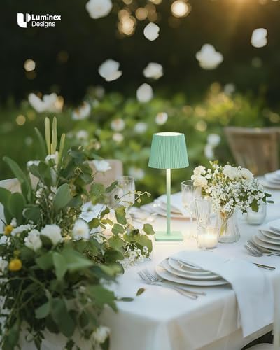 Kabellose LED Tischlampe von – Dimmbare Nachttischlampe mit Magnetköpfen, 3000K Weiß & RGB, IP54 Wasserdicht für Schlaf